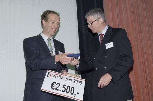 Marcel Dicke neemt de KNPV-prijs 2008 in ontvangst namens de winnaar Joop van Lenteren